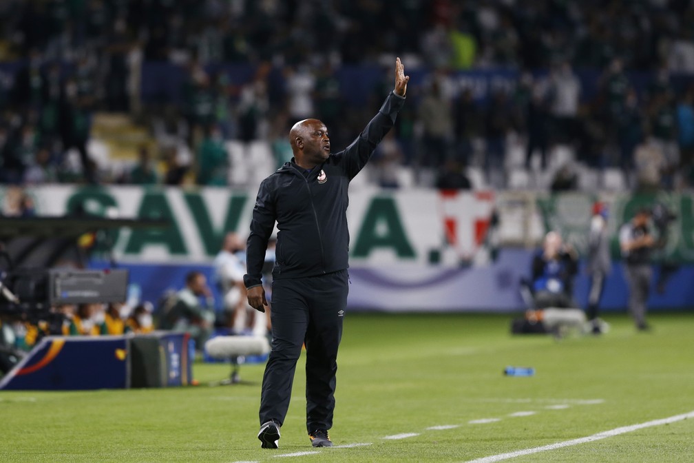 Pitso Mosimane, tcnico do Al Ahly, no jogo contra o Palmeiras  Foto: Mohammad Karamali/DeFodi Images via Getty Images