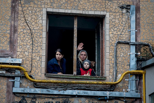 Civis acenam pela janela em Kharkiv, a segunda maior cidade da Ucrânia (Foto: Getty Images)