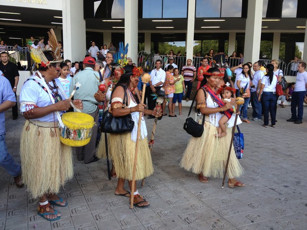 Indígenas presentes na manifestação (Foto: Rodrigo Menaros/G1)