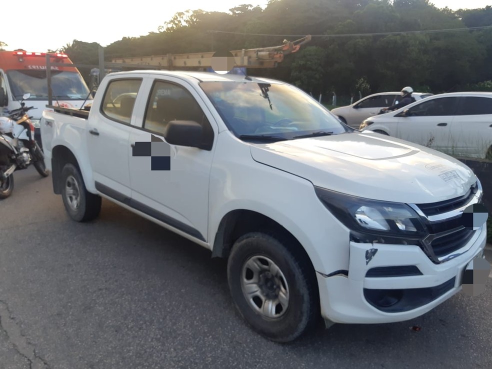 Caminhonete se envolveu em engavetamento na BR-232 e um passageiro ficou ferido — Foto: PRF/Divulgação