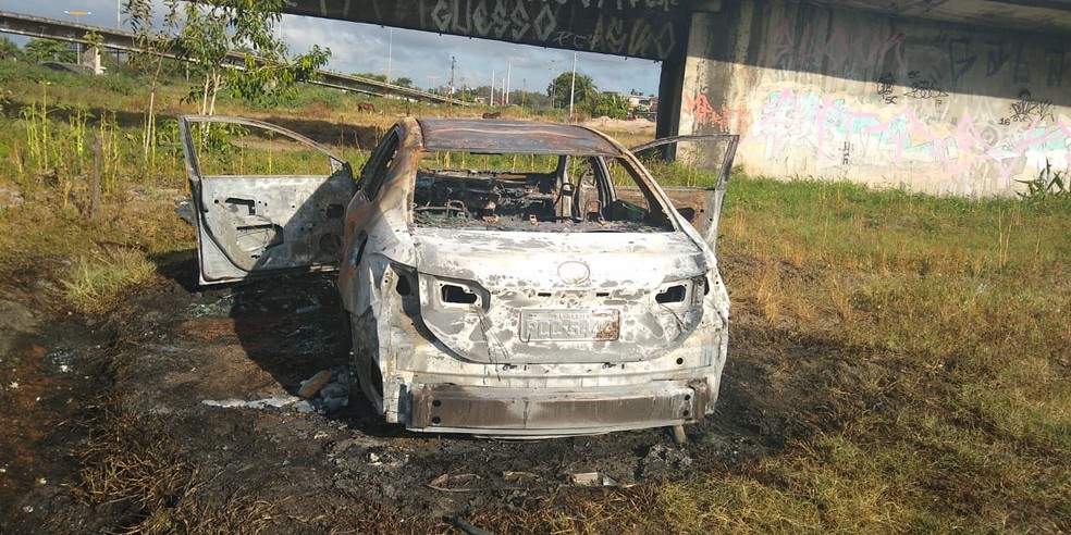 Carro do comiss&aacute;rio aposentado foi encontrado queimado na madrugada deste s&aacute;bado (3), na Zona Oeste do Recife &mdash; Foto: Reprodu&ccedil;&atilde;o/WhatsApp