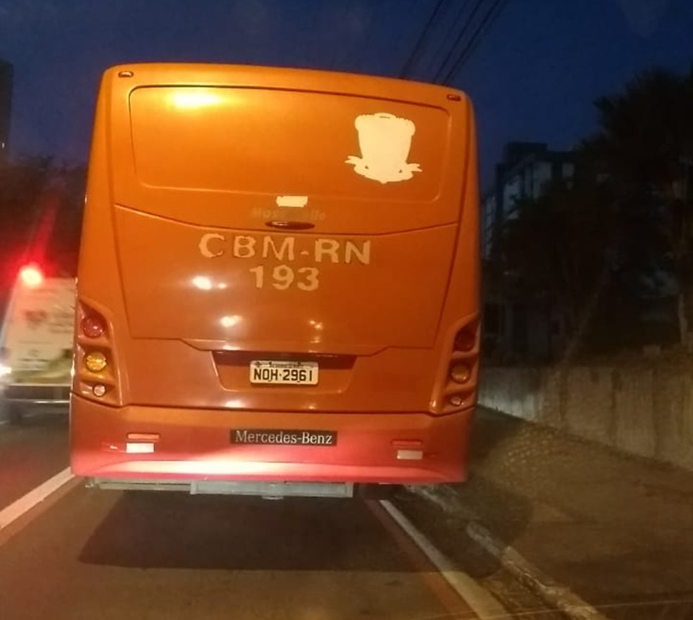 Alunos foram socorridos em um Ã´nibus da prÃ³pria corporaÃ§Ã£o  â€” Foto: ABM-RN