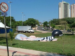 Boneco murchou com a força do vento, depois de ficar inflado por cerca de uma hora (Foto: Stephanie Fonseca/G1)