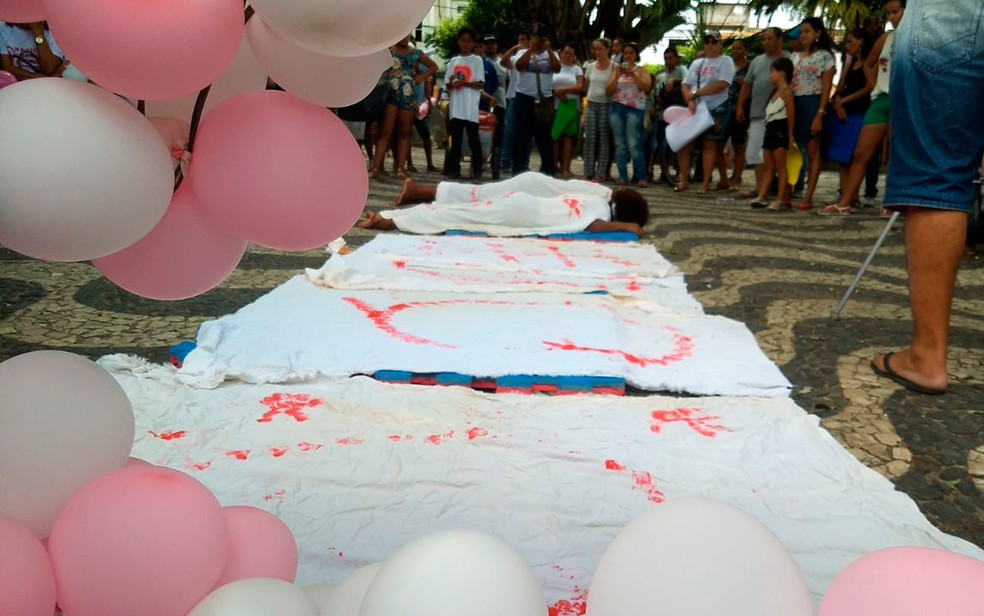 Protesto realizado pela família de Daiane Mota chamou atenção para número de mulheres mortas na Bahia (Foto: Peterson Mota)