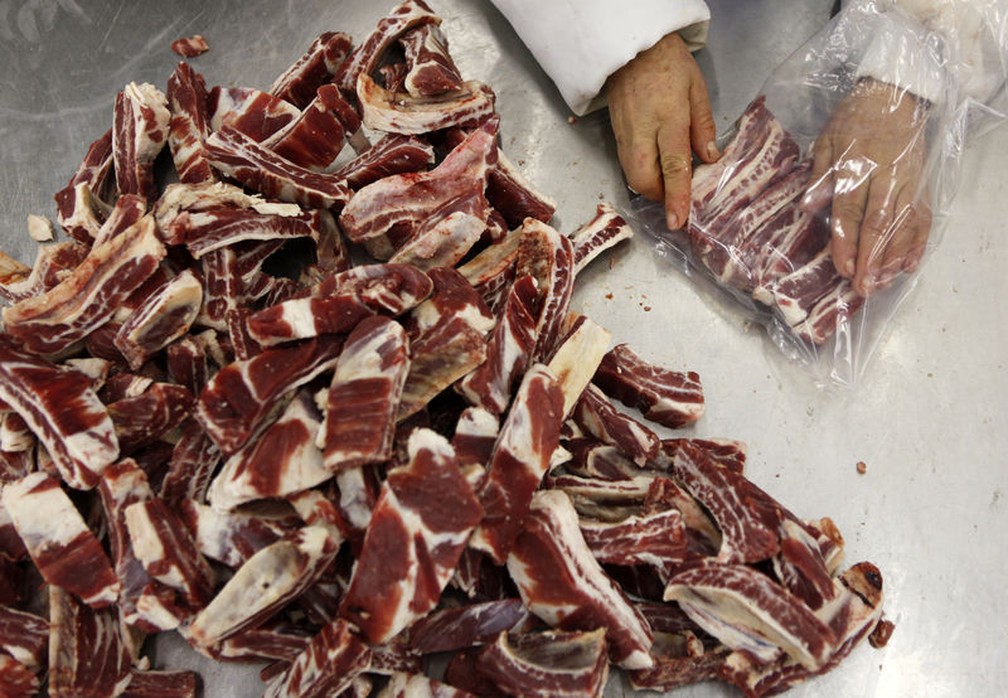 Carne brasileira Ã© embalada em frigorÃ­fico em SÃ£o Paulo. FinlÃ¢ndia cogita banir carne do Brasil na Europa por queimadas na AmazÃ´nia â€” Foto: Paulo Whitaker/Reuters