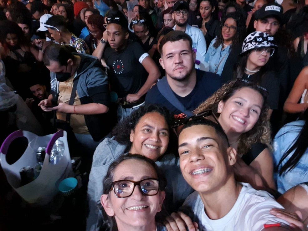 Uma das tantas fotos que Marli tirou após subir no palco: "Pediram pra tirar foto comigo" — Foto: Cedida