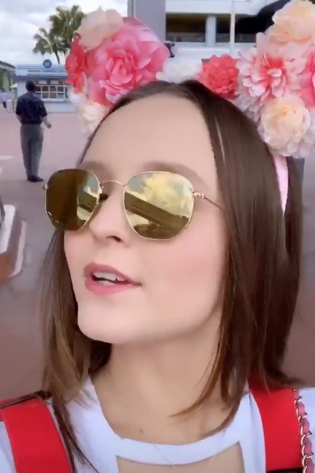Larissa Manoela surge de orelhinhas de flores na Disney (Foto: Reprodução/Instagram)