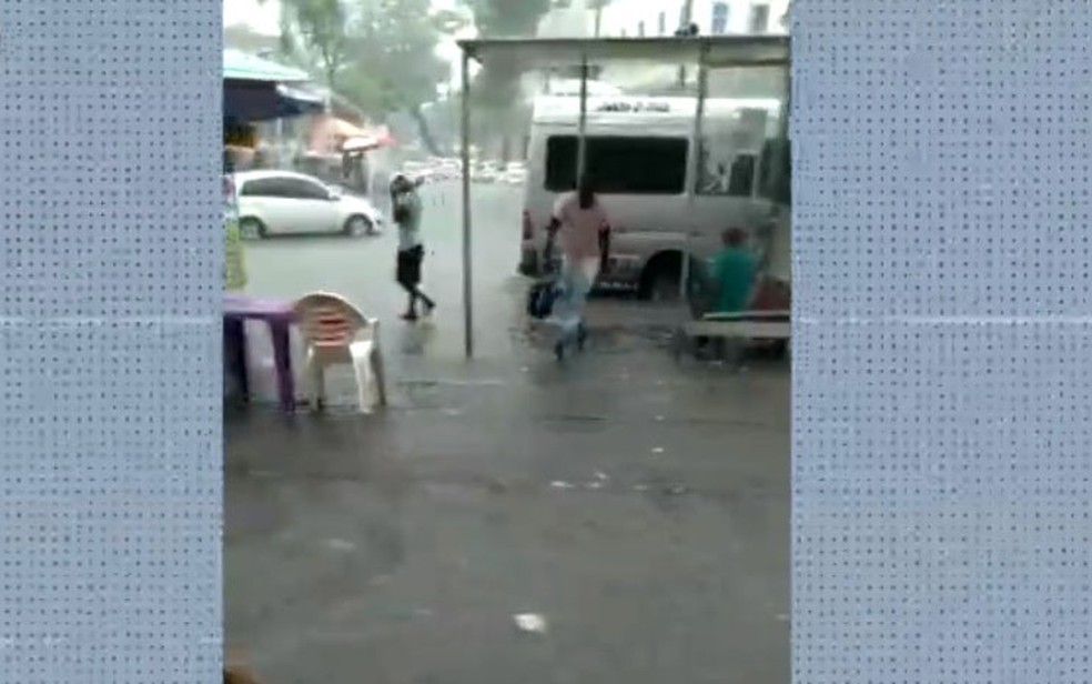 Calçada - Chuva deixa pontos de alagamento na região da Cidade Baixa, em Salvador — Foto: Reprodução/TV Bahia