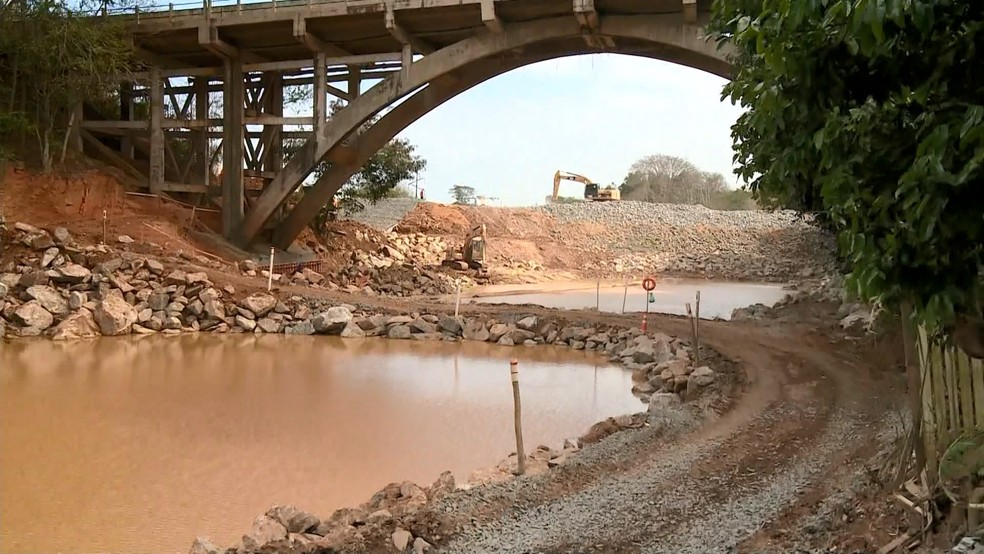Obra de barragem no Rio Pequeno, em Linhares, no Espírito Santo — Foto: Juliano Gomes/ TV Gazeta