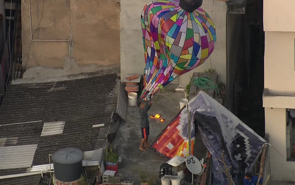 Além de soltar balões, baloeiro ainda invadiu residência para recuperá-lo (Foto: Reprodução/TV Globo)