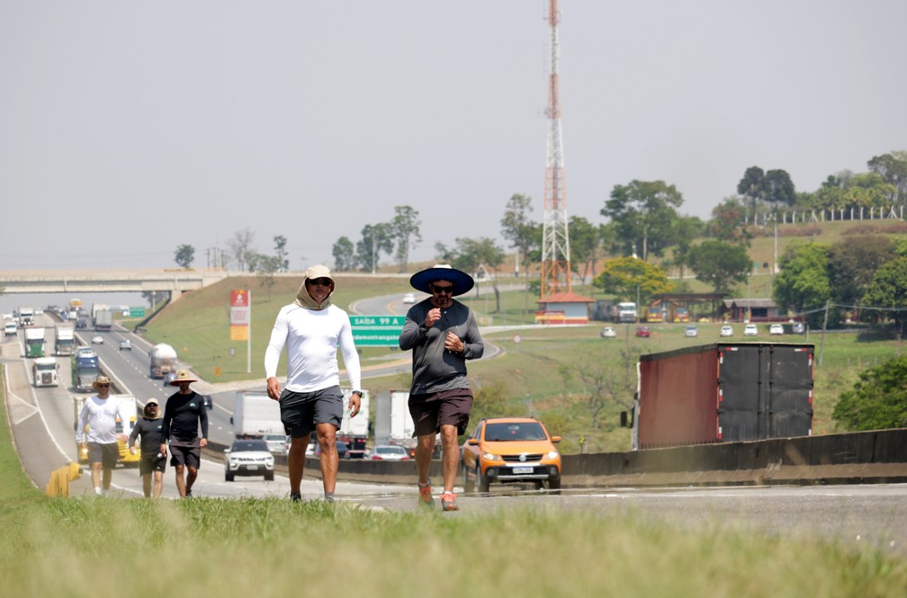 Romeiros de Arujá a caminho da Basílica de Aparecida — Foto: Danilo Sardinha/G1