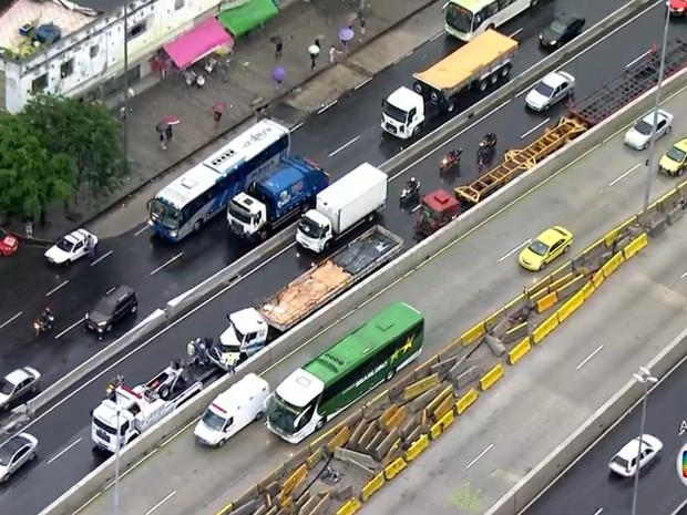 Acidente com carretas complicou o trânsito na Avenida Brasil na altura de Bonsucesso (Foto: Reprodução/TV Globo)