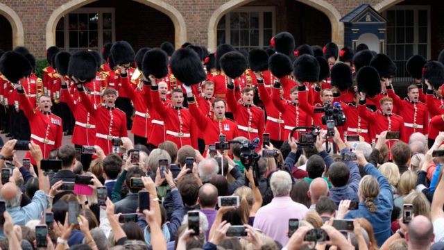 Saudações ao novo rei (Foto: Getty Images via BBC)