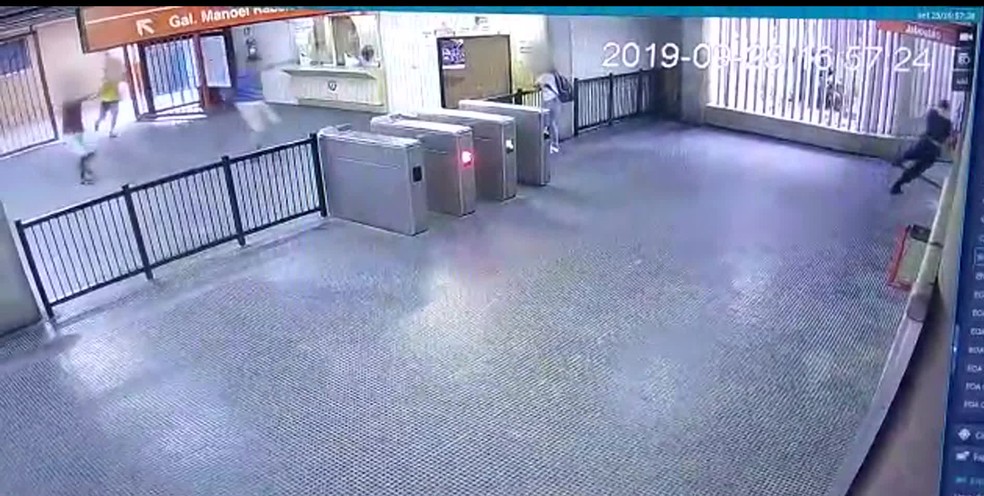 Vigilante tenta fugir em direção à plataforma, mas é atingido na altura do pescoço — Foto: Reprodução/WhatsApp