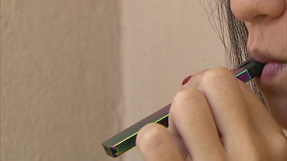 Cigaro eletr&ocirc;nico, tamb&eacute;m conhecido como vape, tem a venda proibida no Brasil &mdash; Foto: Reprodu&ccedil;&atilde;o/TV Globo