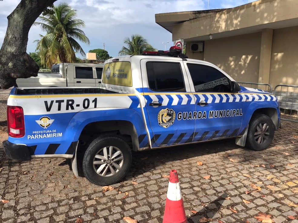 Guarda Municipal de Parnamirim conduziu o homem à delegacia — Foto: Kléber Teixeira/Inter TV Cabugi