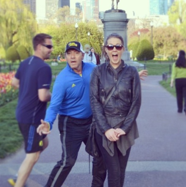 Photobombing não é exclusividade de artistas! Kevin Spacey pulou atrás da foto de uma mulher durante uma caminhada. Ela não só postou a imagem no instagram como adorou a brincadeira (Foto: Instagram)