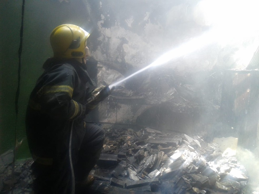 Bombeiros conseguiram conter o fogo antes que se espalhasse (Foto: Bombeiros/Divulgação)