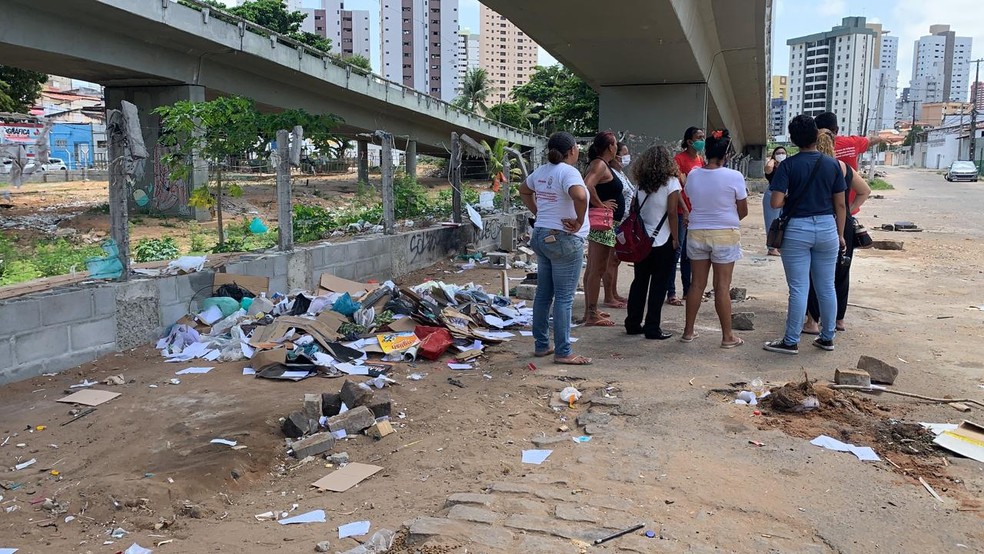 Onze fam&iacute;lias foram retiradas do Viaduto do Baldo na manh&atilde; desta quinta-feira (11) &mdash; Foto: Anna Alyne Cunha / Intertv Cabugi