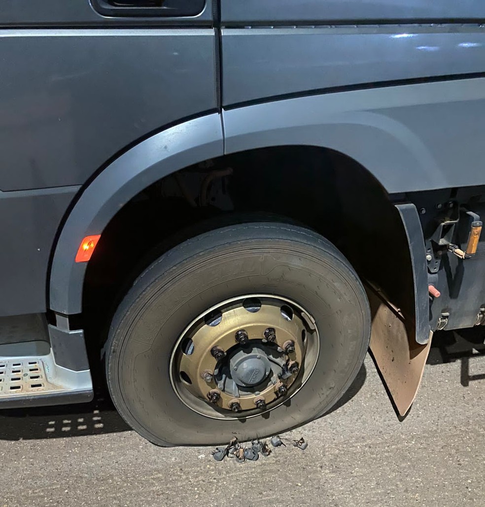 Tiros acertaram o pneu do veículo da vítima — Foto: Divulgação