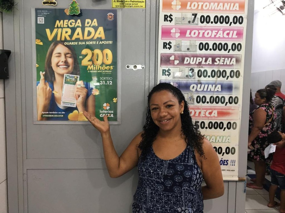 Cristiana Melvino, que trabalha na lotÃ©rica de Parelheiros, irÃ¡ apostar nos Ãºltimo minutos â Foto: Gessyca Rocha/G1