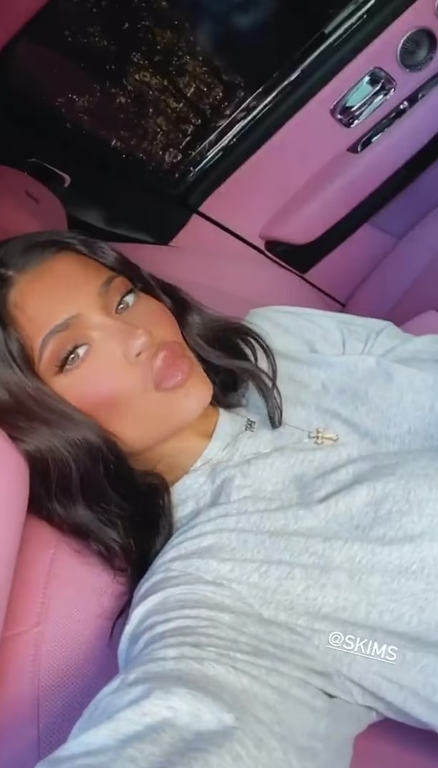Um dos carros de Kylie Jenner tem interior rosa e placa customizada em homenagem à filha da empresária, Stormi (Foto: Reprodução / Instagram)