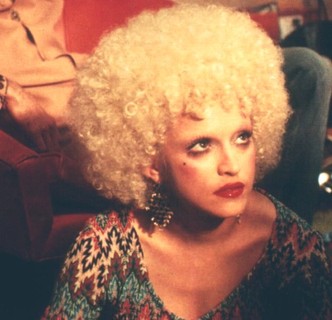 E apresentou Madonna com a peruca black power loira, bem disco, e beleza à la Sally Bowles, de Cabaret.
