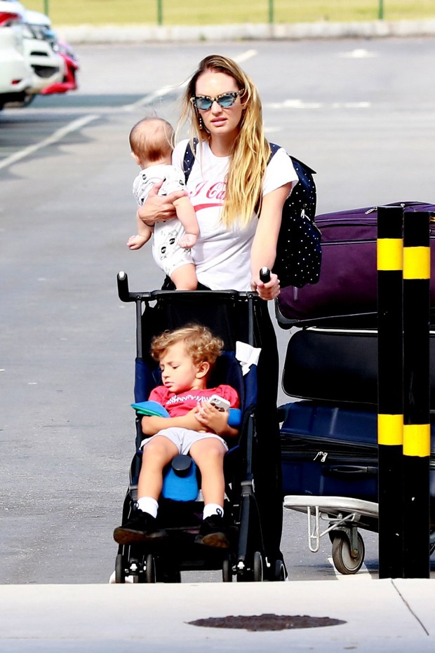 Candice Swanepoel embarca com a familia para os EUA  (Foto: AgNews)