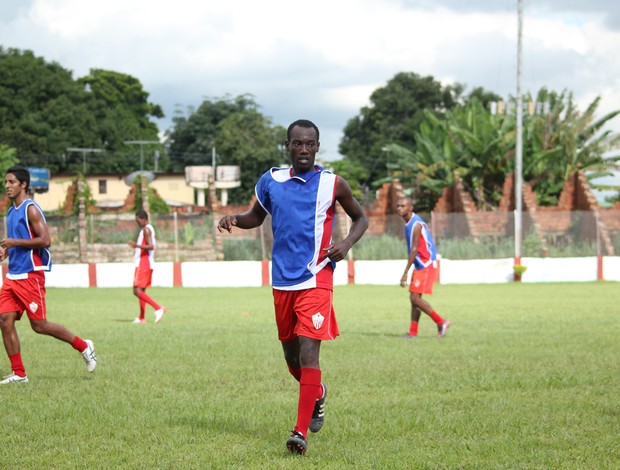 Innocent Olibrice, haitiano, jogador do Rio Branco-AC, durante treino (Foto: Natan Peres)
