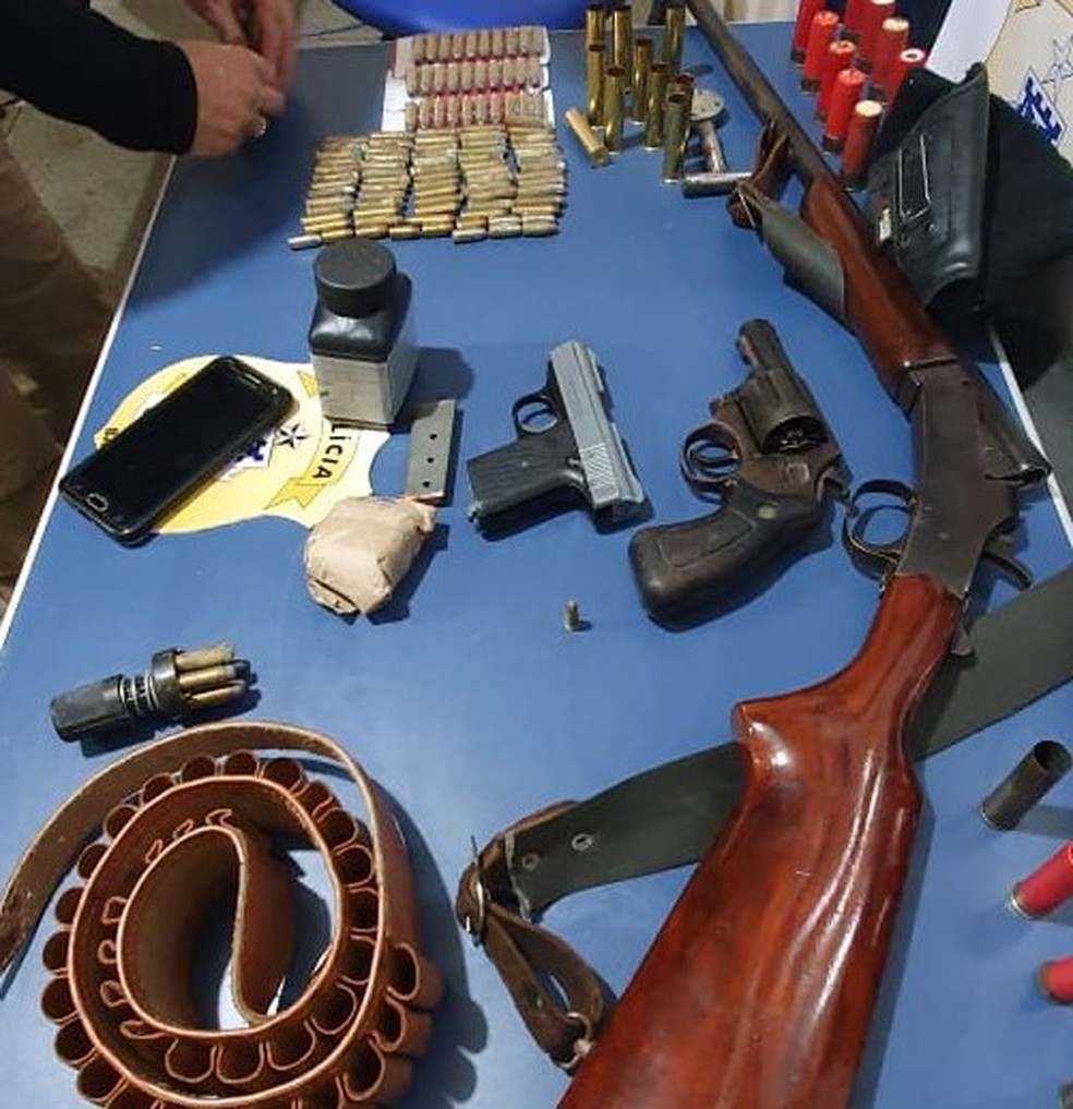 Armas foram encontradas na casa do suspeito, em Paulo Afonso — Foto: Divulgação/SSP-BA