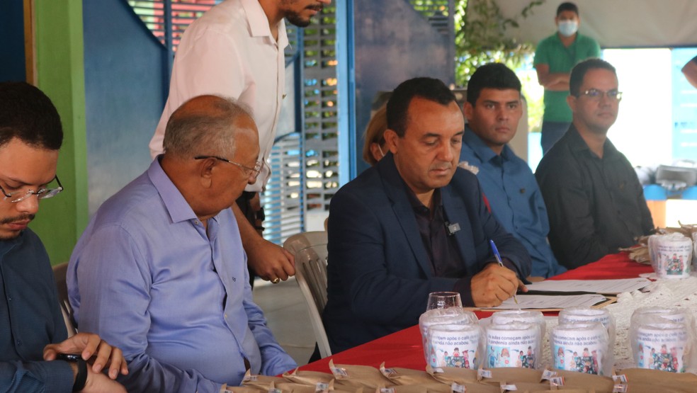 Prefeito Dr. Pessoa (Republicanos) e secret&aacute;rio municipal de educa&ccedil;&atilde;o, Nouga Cardoso, assinam decreto que institui Programa de Erradica&ccedil;&atilde;o da Pobreza Menstrual  &mdash; Foto: Ilanna Serena/g1