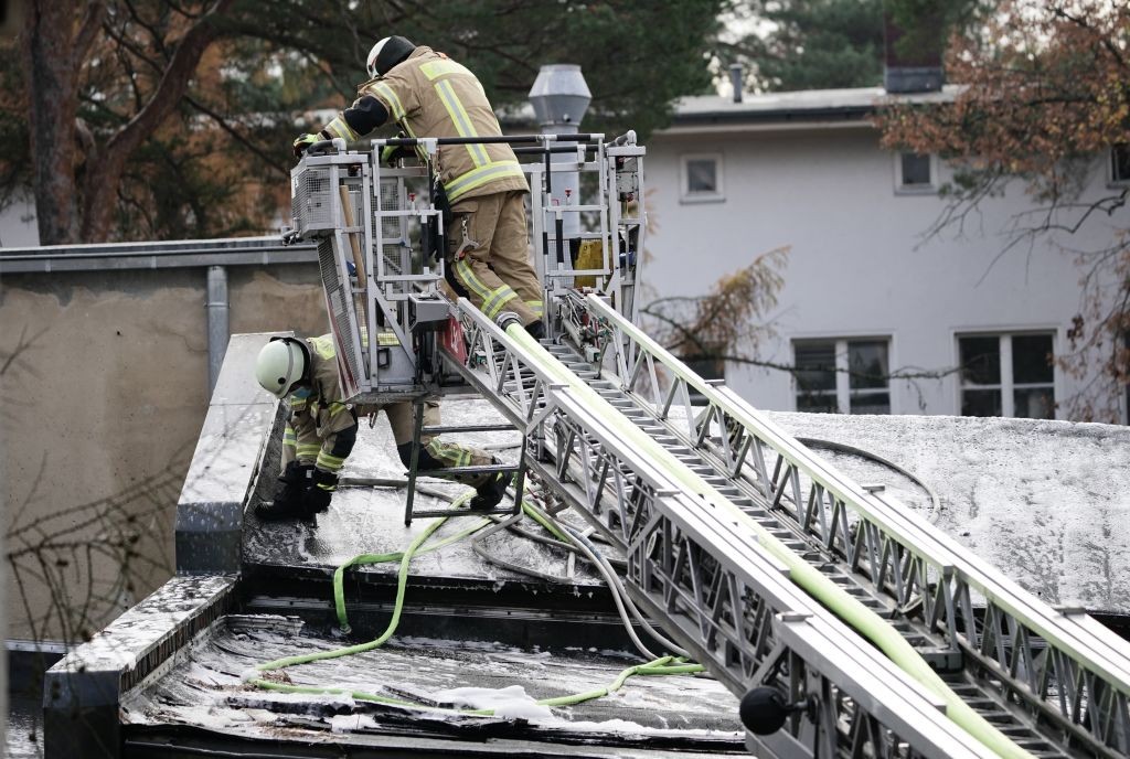 16 November 2020, Berlin: Firefighters are standing in front of the Uncle Tom's Hut subway station in Zehlendorf and are busy extinguishing a major fire in the station. The fire first broke out in a shop at the underground station and then spread to the r (Foto: dpa/picture alliance via Getty I)