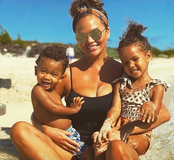 A modelo e apresentadora Chrissy Teigen com os filhos (Foto: Instagram)