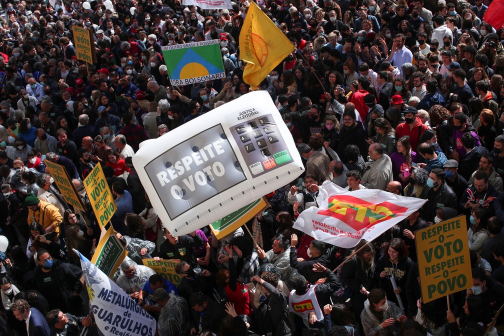 Pessoas exibem um balão em forma de urna eletrônica com as palavras 'Respeite o voto', durante evento o ato pela democracia em frente à sede da Faculdade de Direito da Universidade de São Paulo, no centro de São Paulo, nesta quinta (11)   — Foto: Amanda Perobelli/Reuters