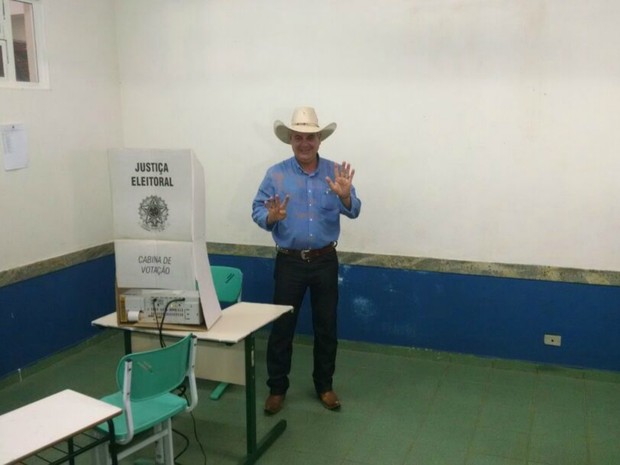 Angelo Guerreiro vota em Três Lagoas (Foto: Marcelo Fefin/ TV Morena)