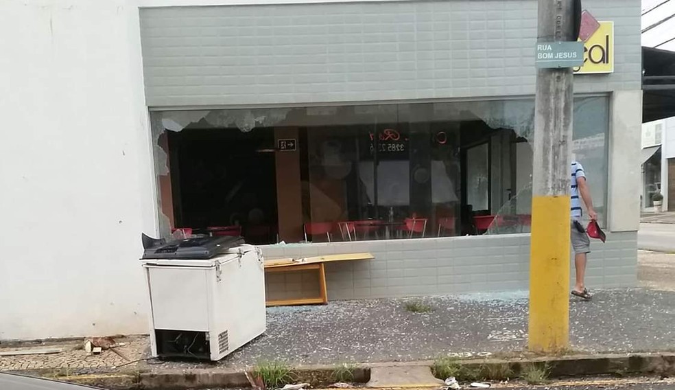Mulher quebra móveis e vidros de esfirraria em Tietê — Foto: Arquivo Pessoal 