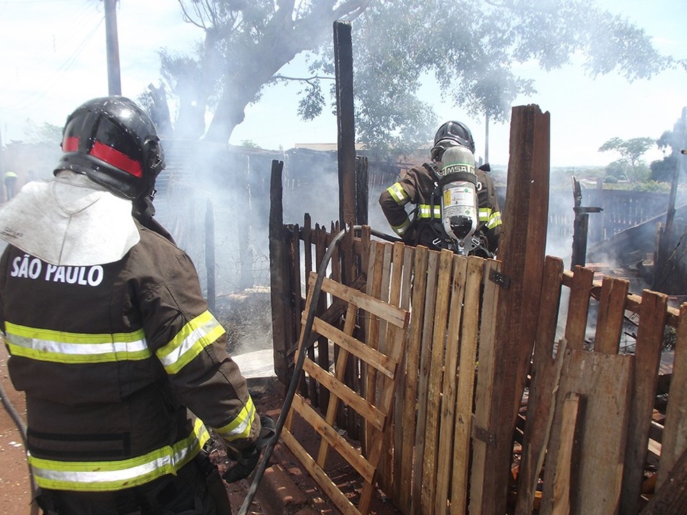 Bombeiros impediram que as chamas atingissem imóveis vizinhos em Cândido Mota (Foto: Corpo de Bombeiros / Divulgação )