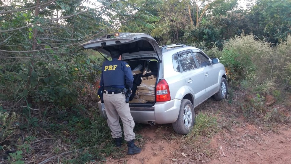 Carro abandonado pelo traficante em MS (Foto: PRF/ DivulgaÃ§Ã£o)