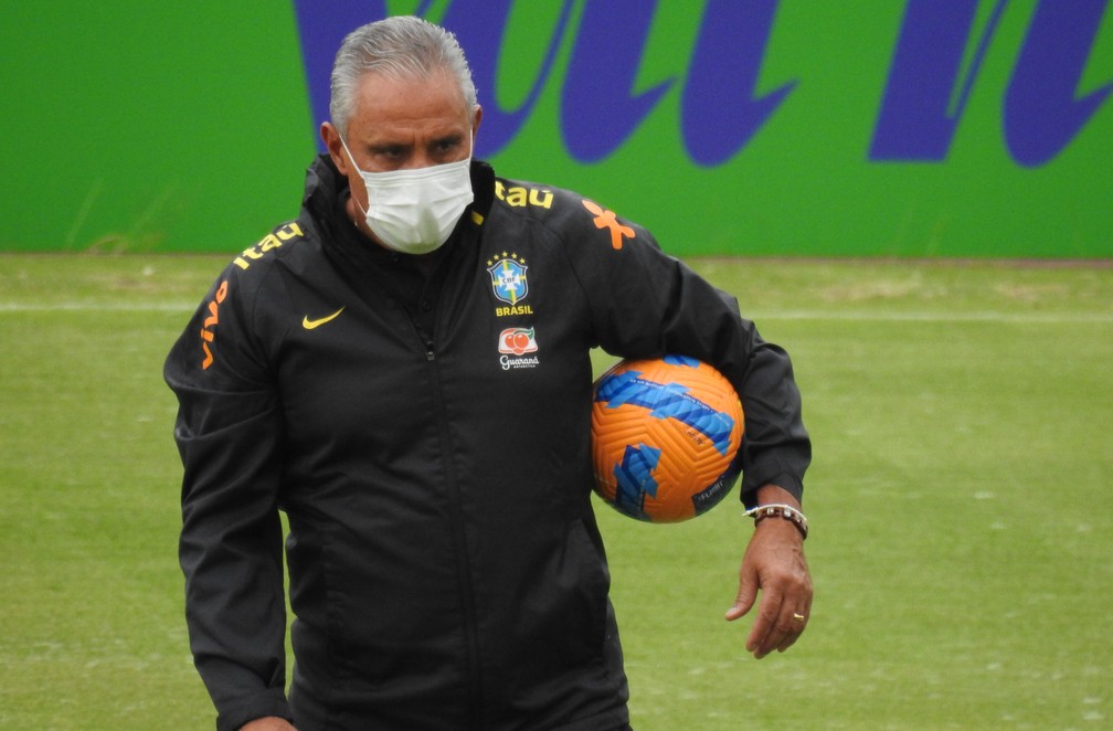 Tite, técnico da seleção brasileira, em treino no Equador — Foto: Bruno Cassucci