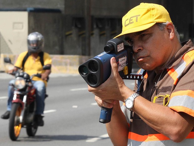Agente da Companhia de Engenharia de Tráfego (CET) usa um radar-pistola para verificar a velocidade de motociclistas na Radial Leste (Foto: Márcio Fernandes/Estadão Conteúdo/Arquivo)