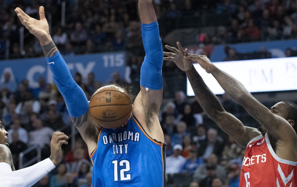 Steven Adams no garrafão da Nova Zelândia? É melhor nem ver... — Foto: Pat Carter/Getty Images