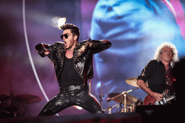 GIF - Adam Lambert comanda os vocais do Queen no lugar de Freddie Mercury no palco Mundo do Rock in Rio 2015 (Foto: Fábio Tito/G1)