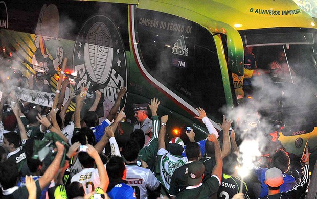 Torcida Chegada Palmeiras (Foto: Marcos Ribolli  / Globoesporte.com)