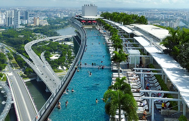A piscina nas alturas do Marina Bay Sands (Foto: Reprodução/The World Geography)