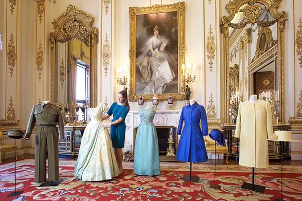 Caroline de Guitaut arranges outfits in the White Drawing Room of Buckingham Palace at a preview for the Summer Opening of the State Rooms (Foto: Royal Collection Trust-Her Majesty Queen Elizabeth II 2016)