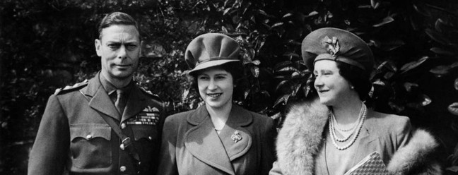 Foto de arquivo datada de 21 de abril de 1944 mostra Elizabeth aos em seu aniversário de 18 anos entre os pais, o rei da Grã-Bretanha, George VI, e a rainha Elizabeth Bowes-Lyon, no Castelo de Windsor  — Foto: Arquivo / AFP