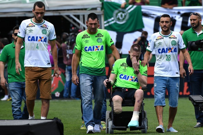 Neto, Nivaldo, Follmann e Alan Ruschel foram homenageados antes do amistoso entre Chapecoense e Palmeiras  (Foto: AFP)