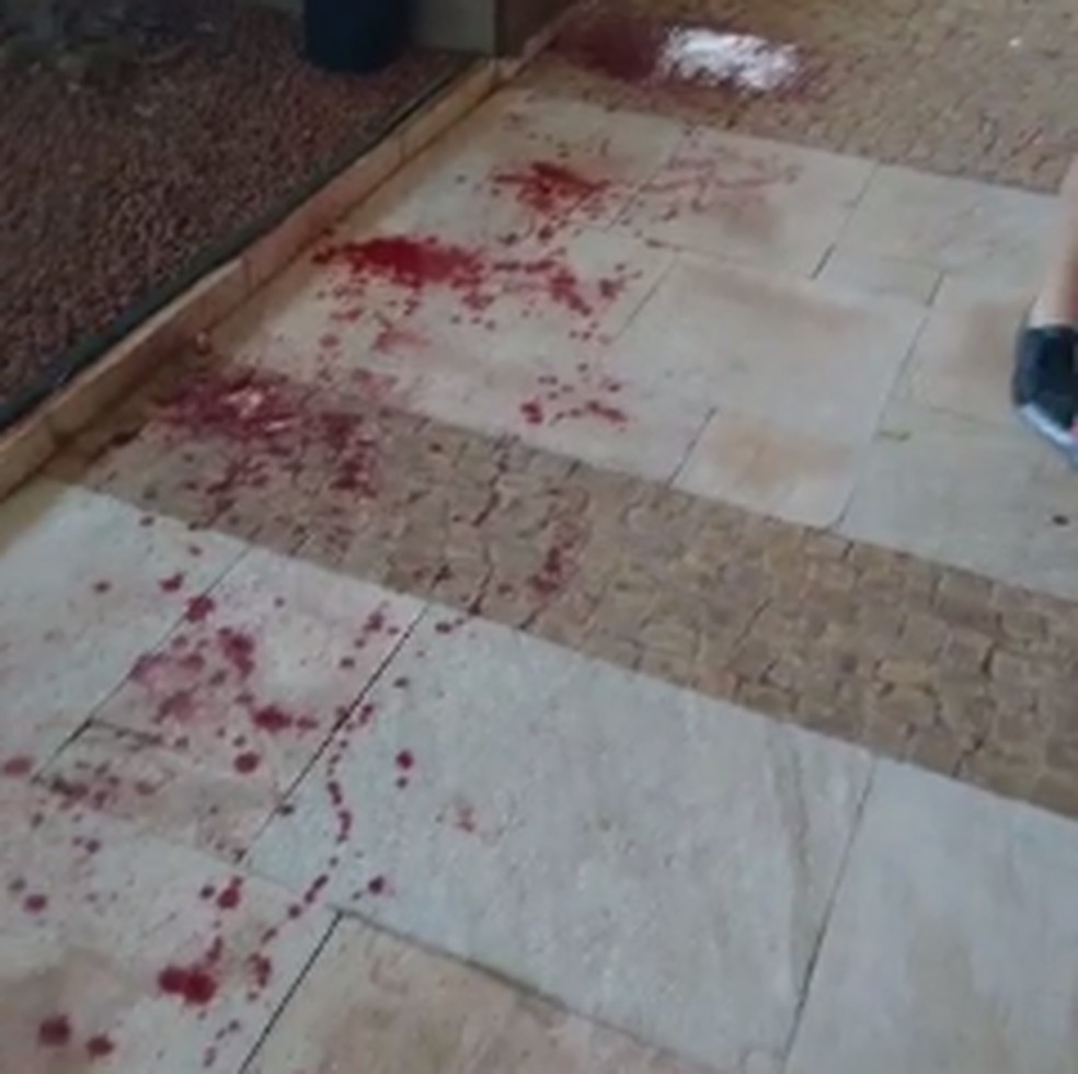 Imagens mostram rastros de sangue de zelador esfaqueado em Ribeirão Preto, SP — Foto: Divulgação