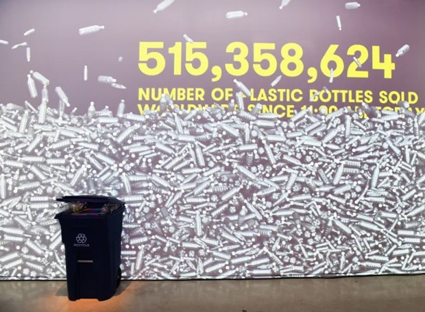 Dados e informações ficam expostos pelo museu, como por exemplo o número de garrafas plásticas vendidas por dia  (Foto: Craig Barritt/Getty Images/ Lonely Whale/ Reprodução)
