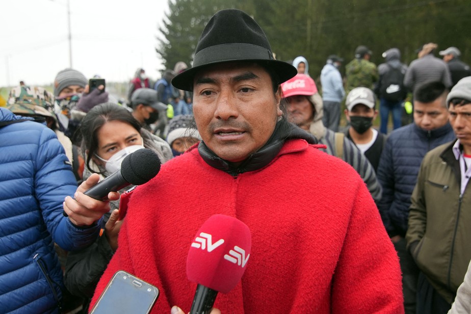 O líder indígena equatoriano Leonidas Iza durante bloqueio na segunda-feira: ele foi detido